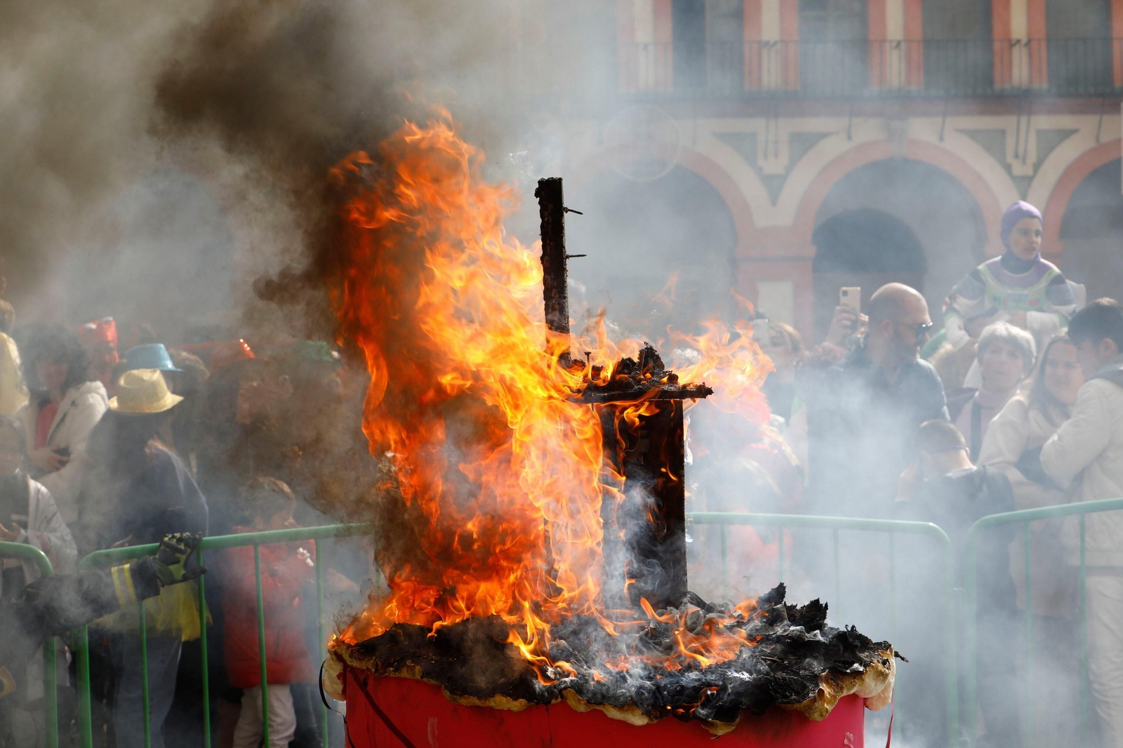 La quema del dios Momo pone punto y final al Carnaval de Córdoba 2023, en fotografías