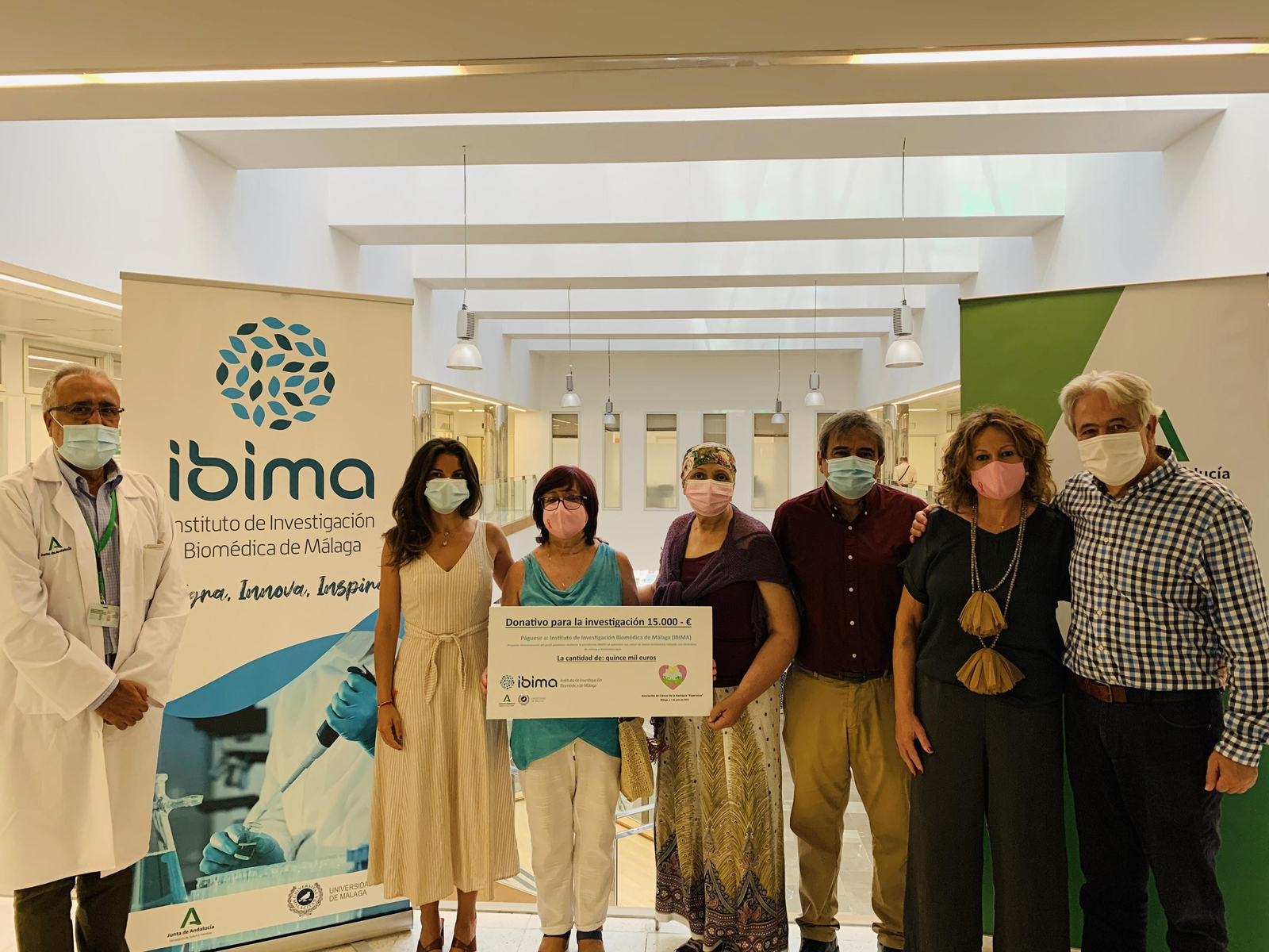 Representantes del hospital, Ibima y la Asociación Esperanza en la entrega de la donación.