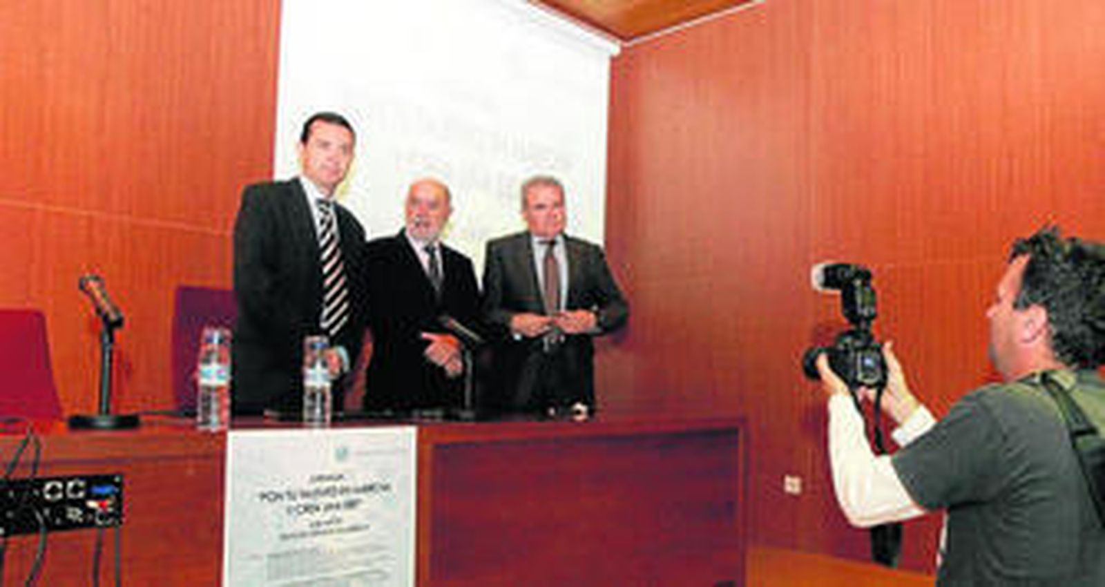 Pedro Molina con Juan Carlos Pérez Navas y Jorge Molina durante la inauguración de las jornadas.