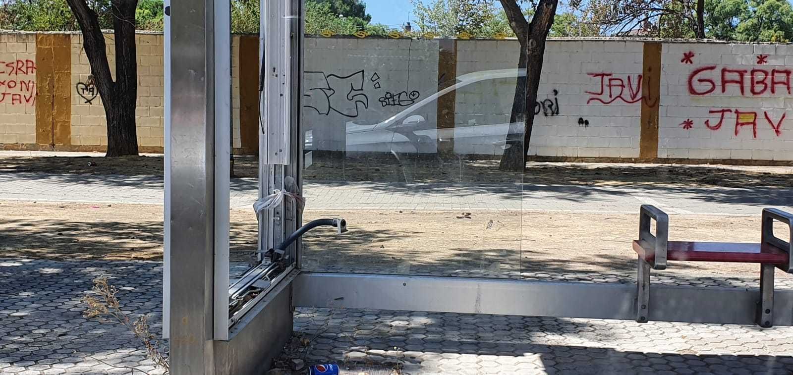Daños en la cristalera de una de las nuevas marquesinas de autobús.