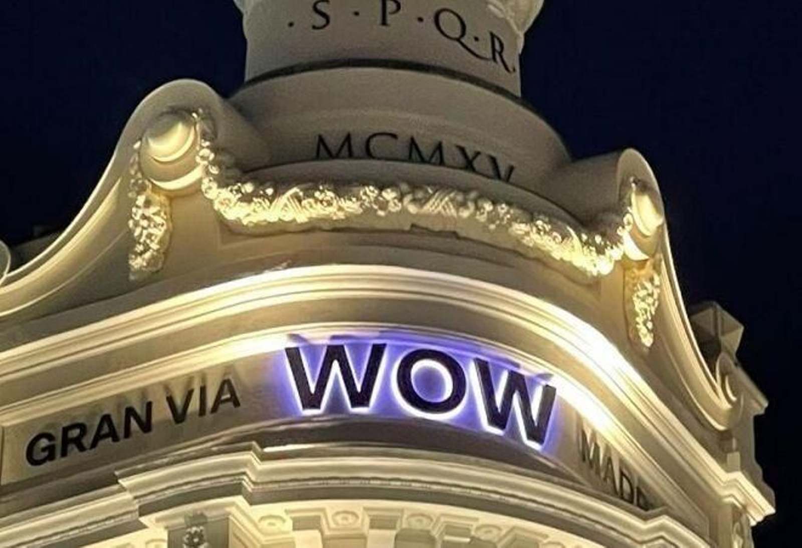 Cartel de WOW en la puerta del edificio.