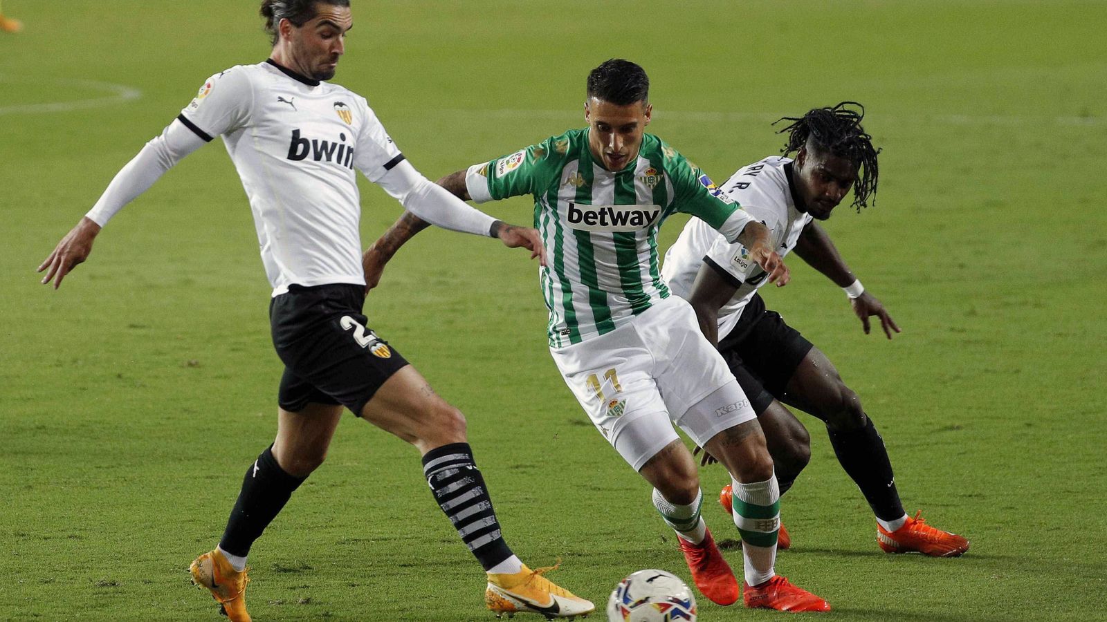 Tello intenta irse de dos rivales.