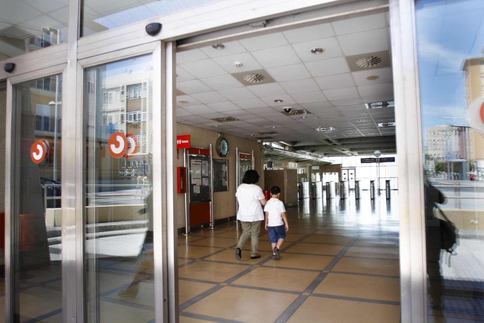 El apeadero de Renfe de San Severiano lleva ya años sin taquillas de atención personal a los usuarios.