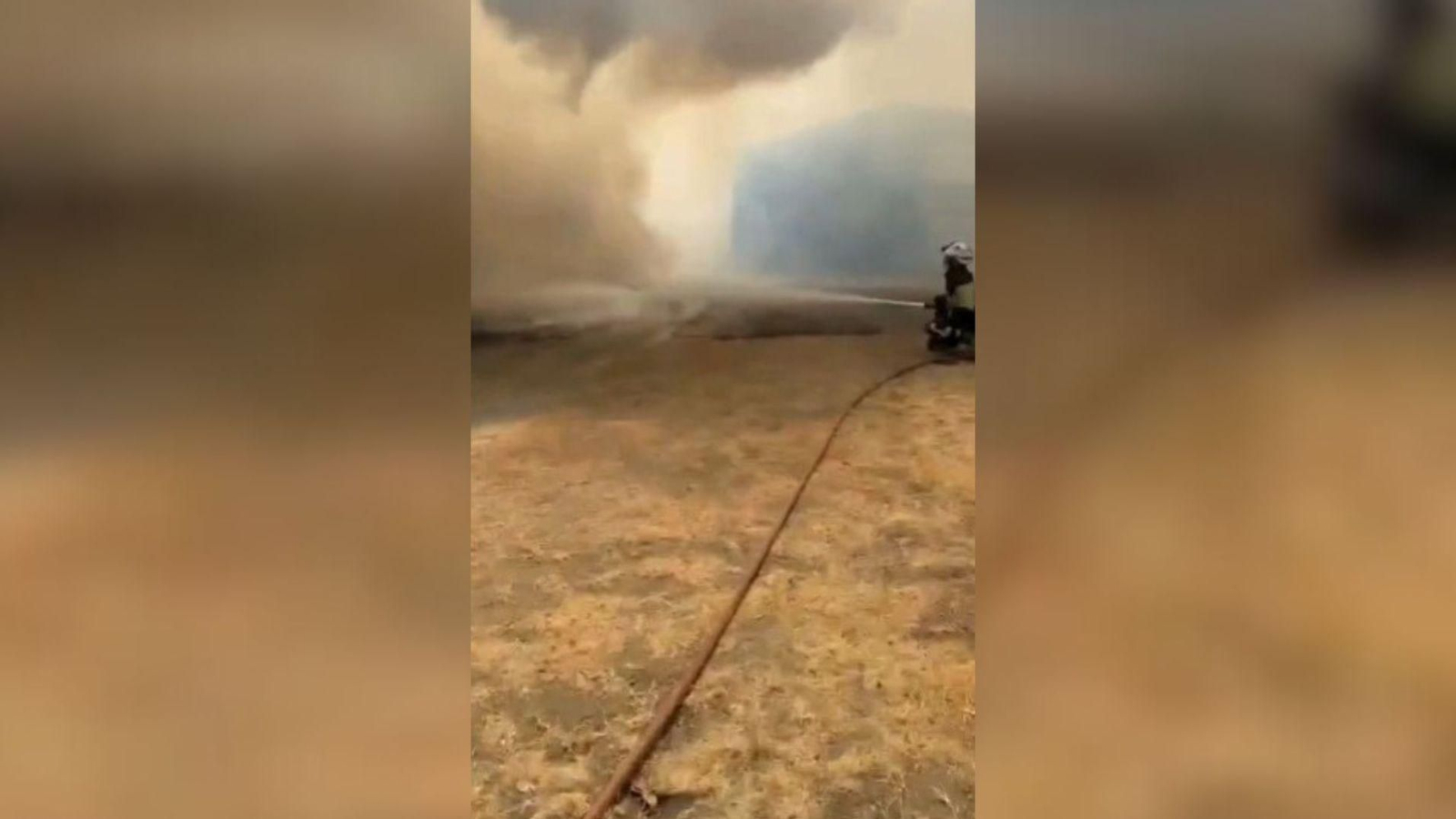 Bomberas apagando los rastrojos quemados en la urbanización Parque Antena