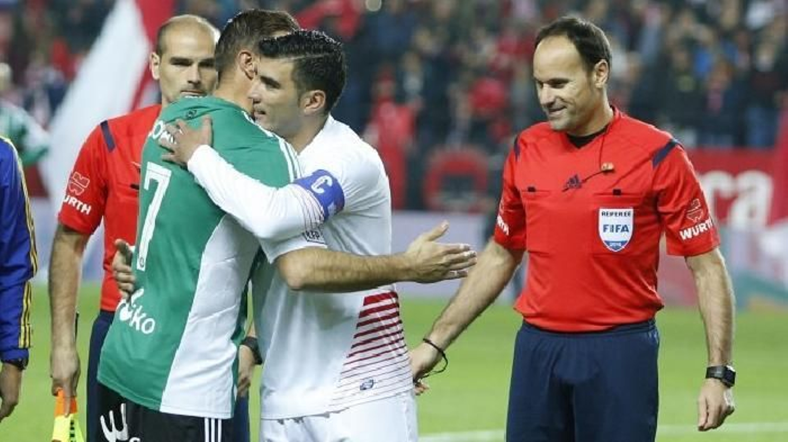 Joaquín se abraza con Reyes en un derbi.