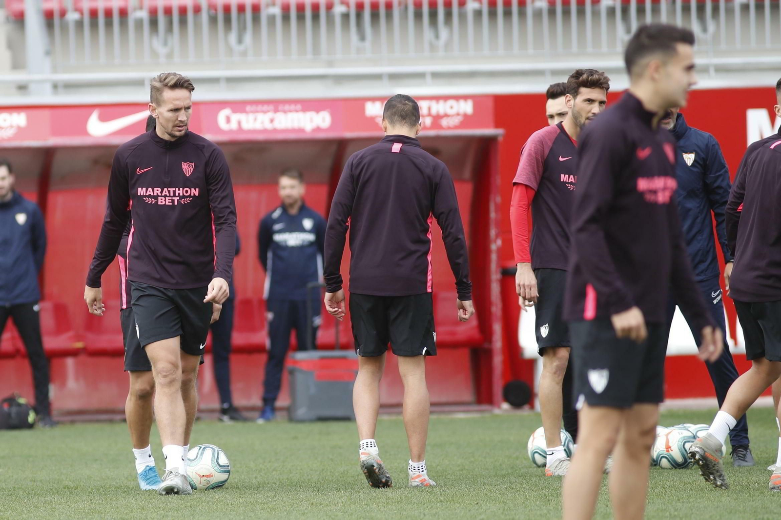 De Jong conduce un balón en un calentamiento previo a un entrenamiento del Sevilla.