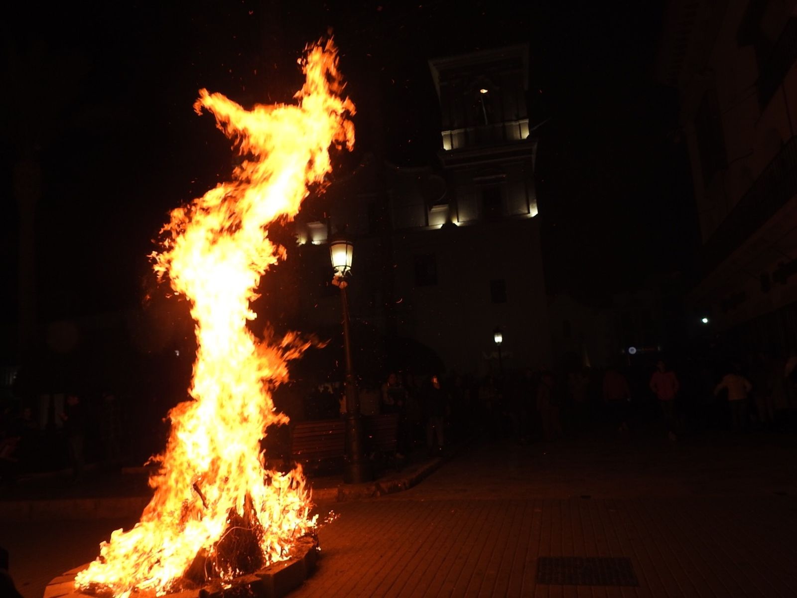 La Noche de las Lumbres de Huércal-Overa rememora el traslado del Santísimo 281 años después