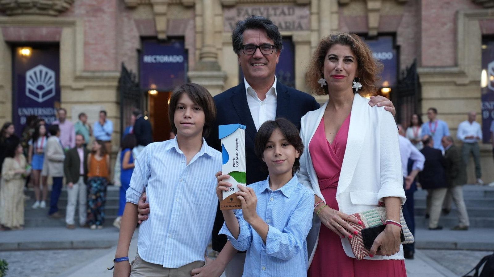 José Mora, con su familia, tras recibir el galardón. José Mora, con su familia, tras recibir el galardón.