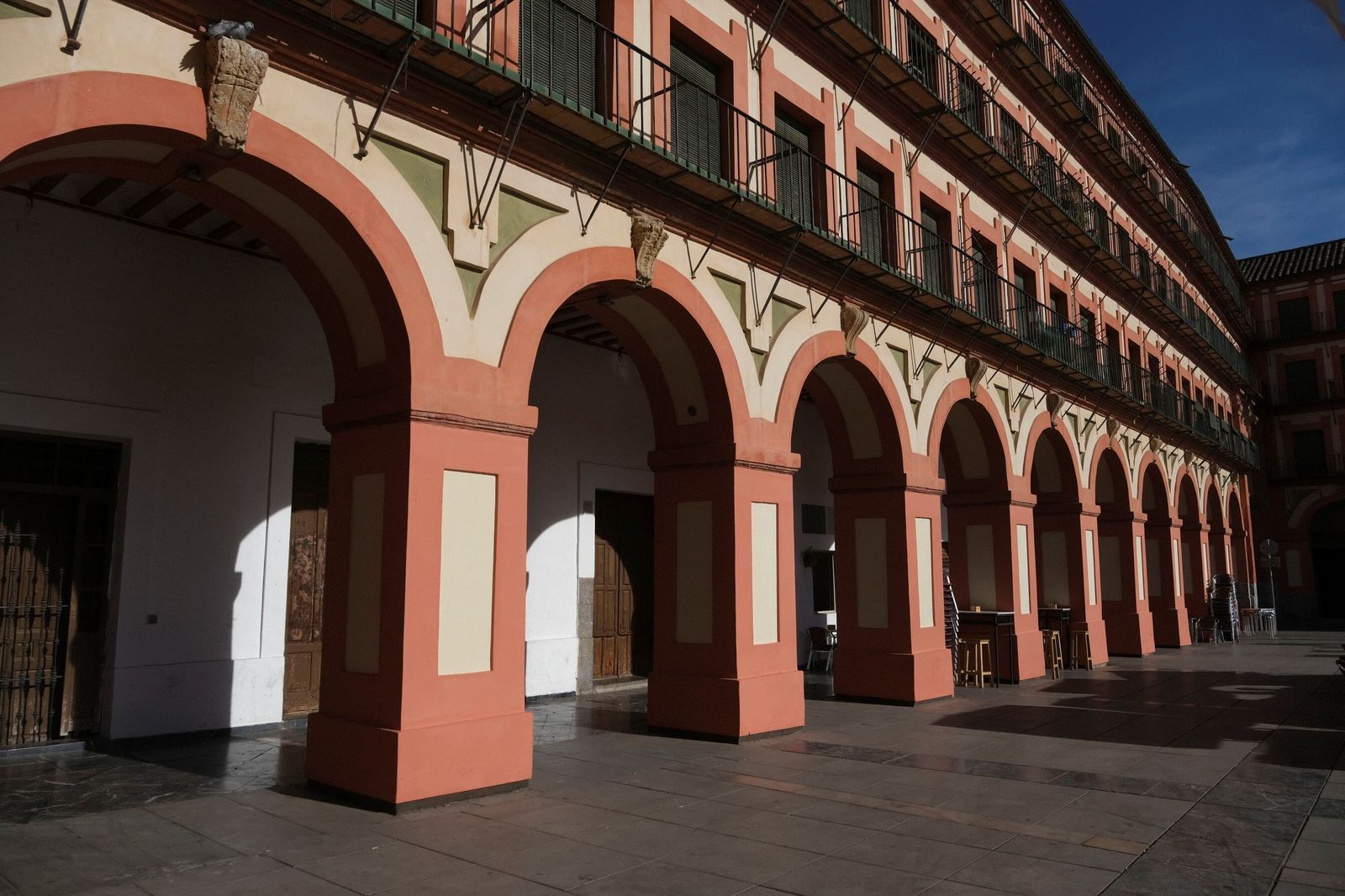 La plaza de la Corredera de Córdoba vuelve a lucir libre de pintadas, en imágenes