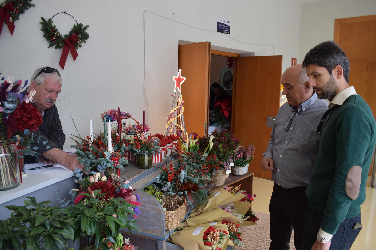 Javier Rodríguez en su visita al mercadillo navideño de Las Norias de Daza.