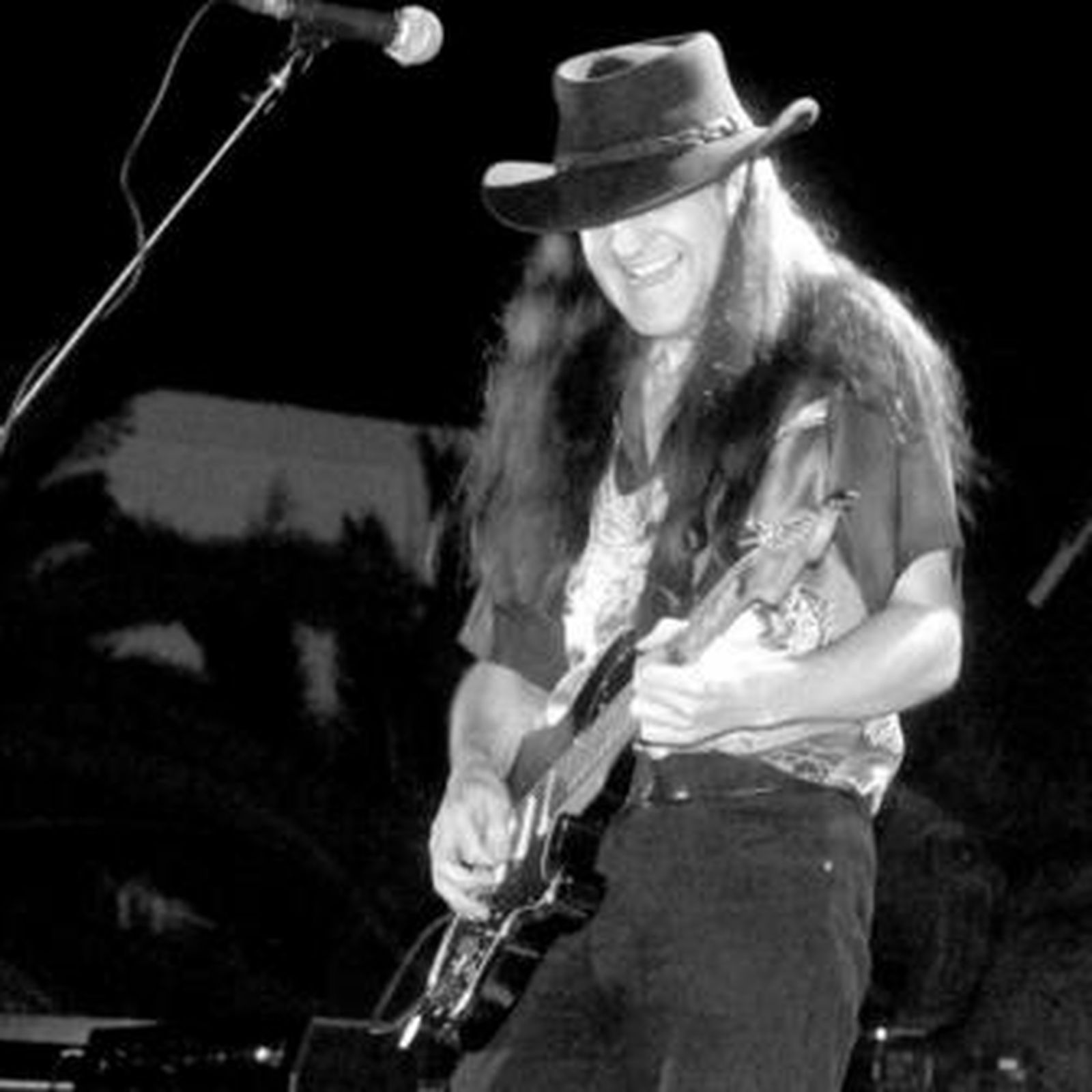 Excepcional la actuación de Stevie Zee el sábado en Roquetas de Mar.