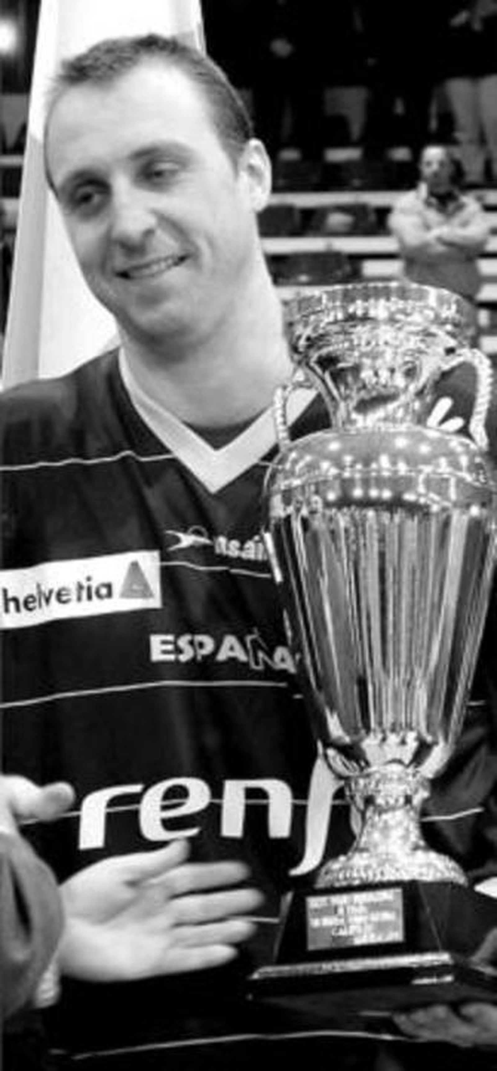 El capitán, David Barrufet, recoge el trofeo de campeón.