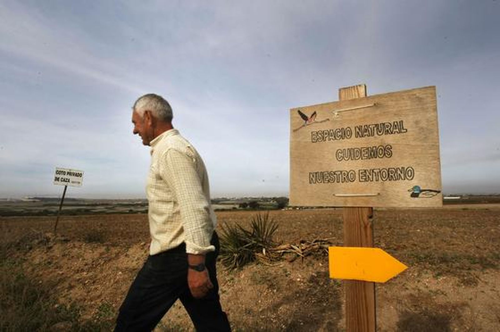Antonio camina junto al cartel que informa del espacio natural. 

Foto: Fito Carreto