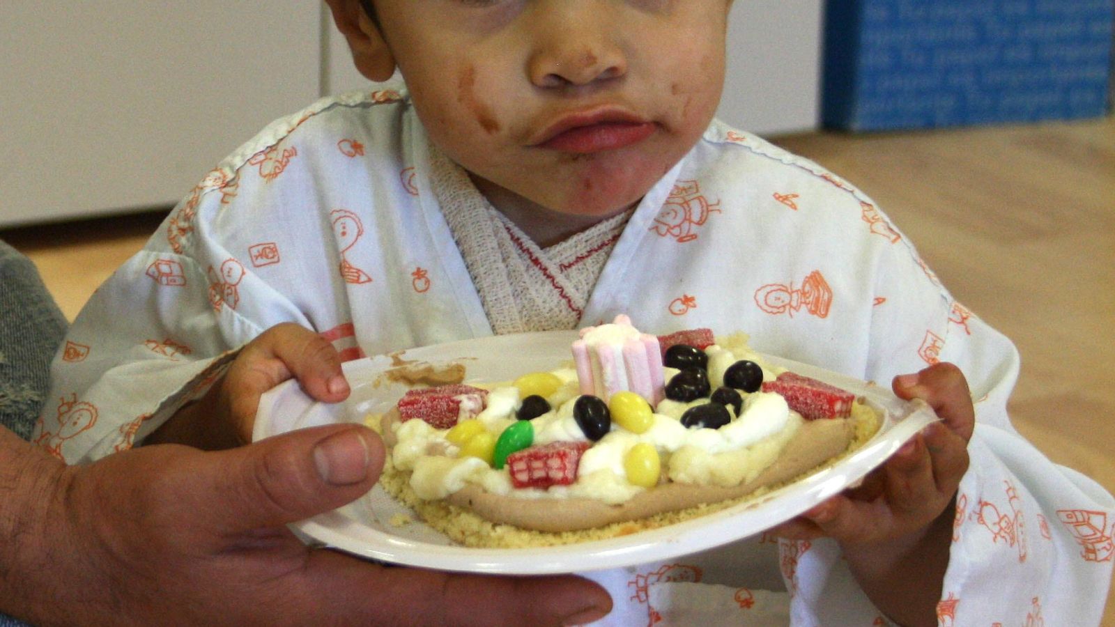 Un niño sostiene una ración de golosinas.