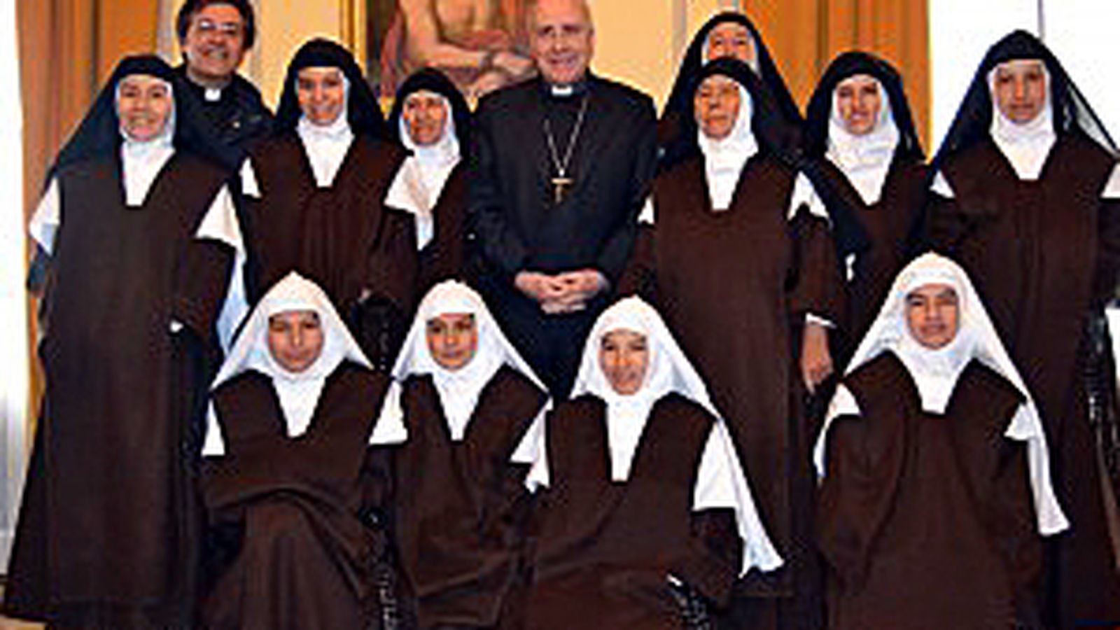 Las religiosas con el obispo de Huelva, José Vilaplana, y el párroco de Cumbres Mayores, Antonio Lucena.