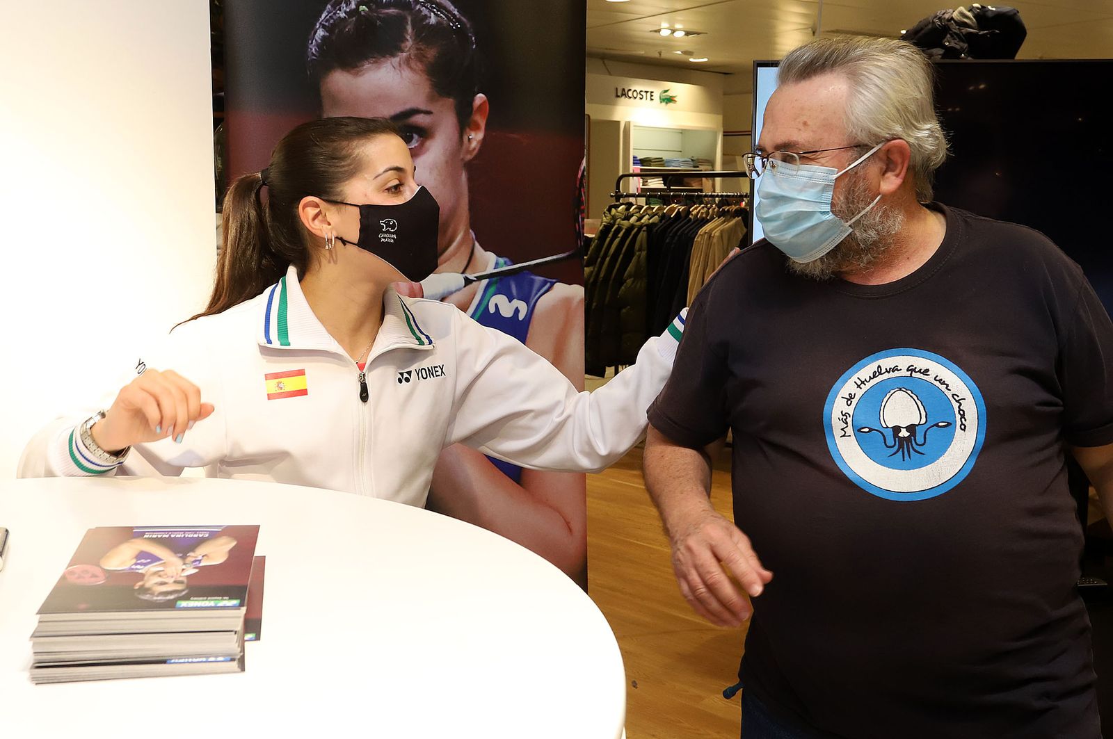 Huelva 2021: Carolina Marín firma autógrafos en el Corte Inglés de Huelva durante el Mundial de Bádminton