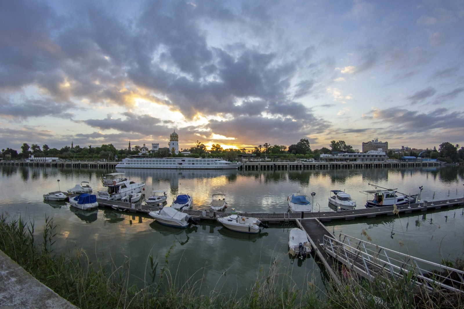 Amanecer desde el Círculo Mercantil e Industrial.