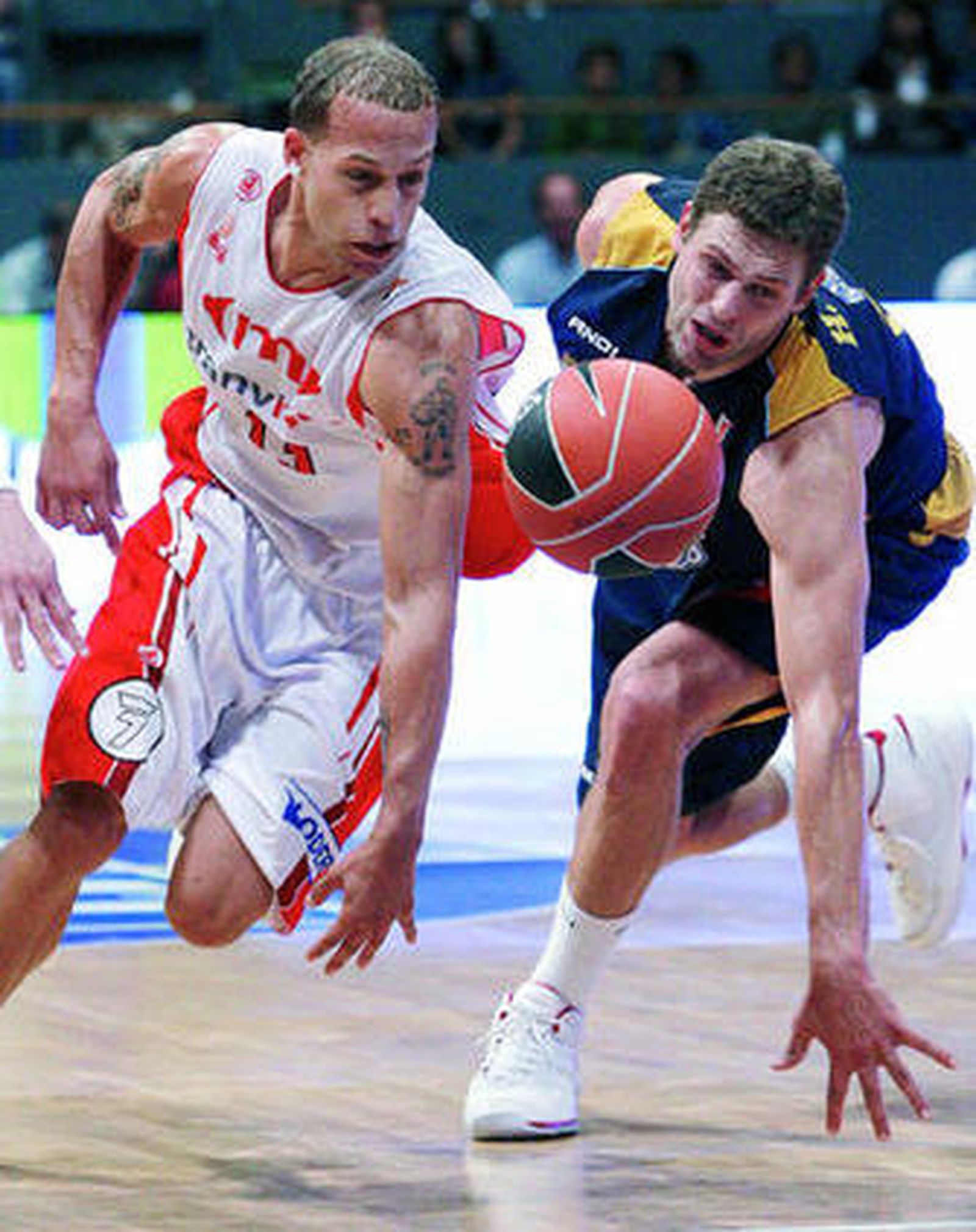 Chris Thomas pugna por un balón con Pancho Jasen.