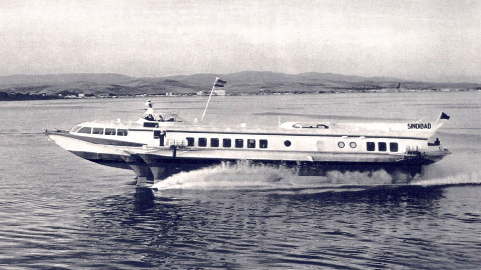 El hidroala 'Sindibad' entrando en el puerto en el año 1973.