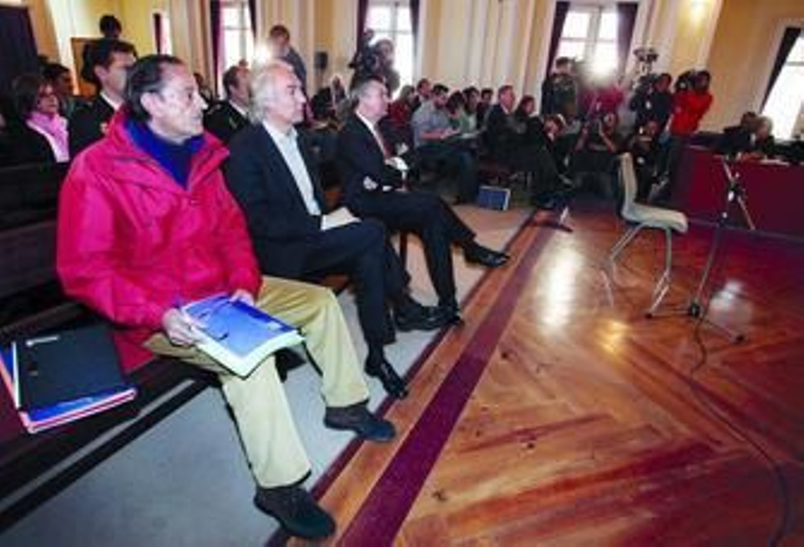 Julián Muñoz, Pedro Román y Juan Antonio Roca, ayer en el banquillo en Málaga.