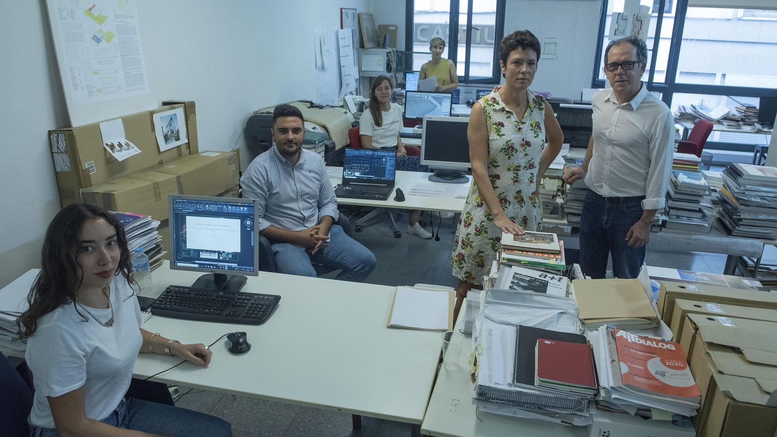Morales y De Giles junto a los arquitectos que colaboran en su estudio.