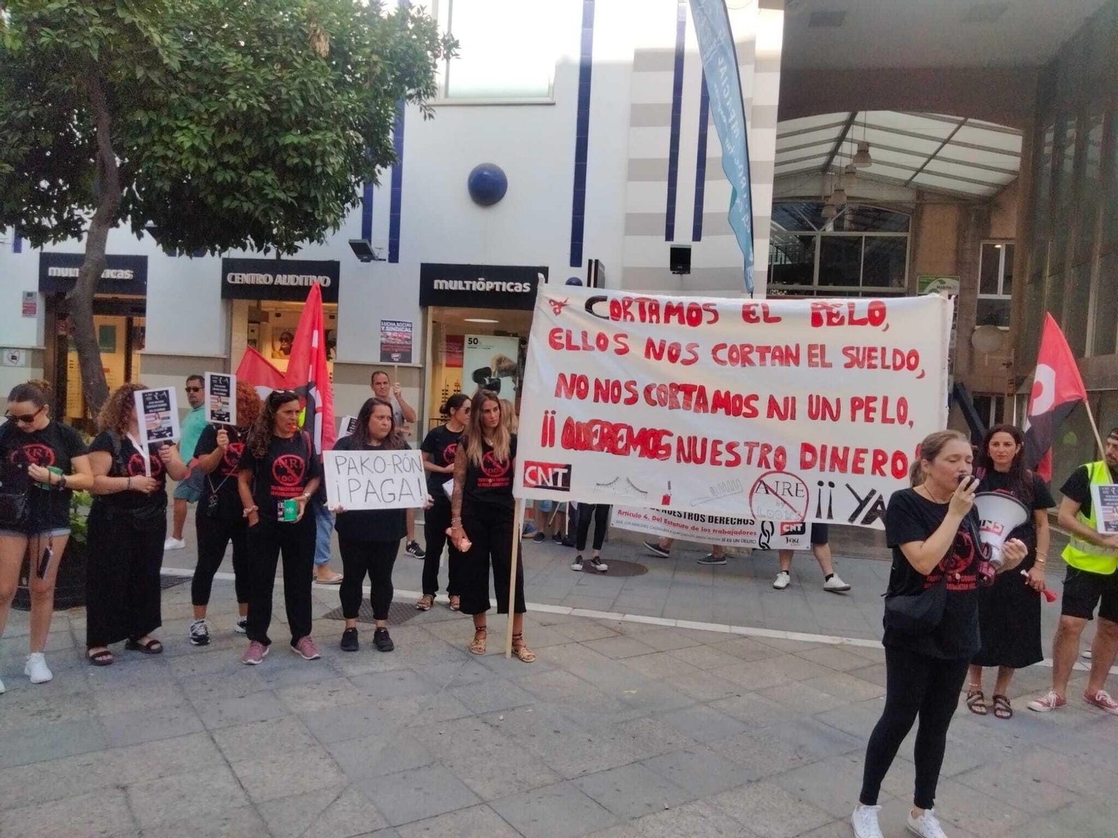 Trabajadoras de Peluquerías Aire by Looks, concentradas este lunes en el centro de Jerez.