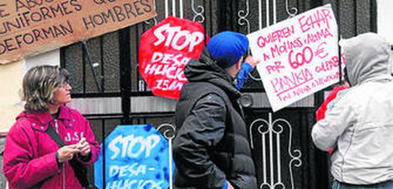 Miembros de Stop Desahucios movilizados para evitar un desalojo.