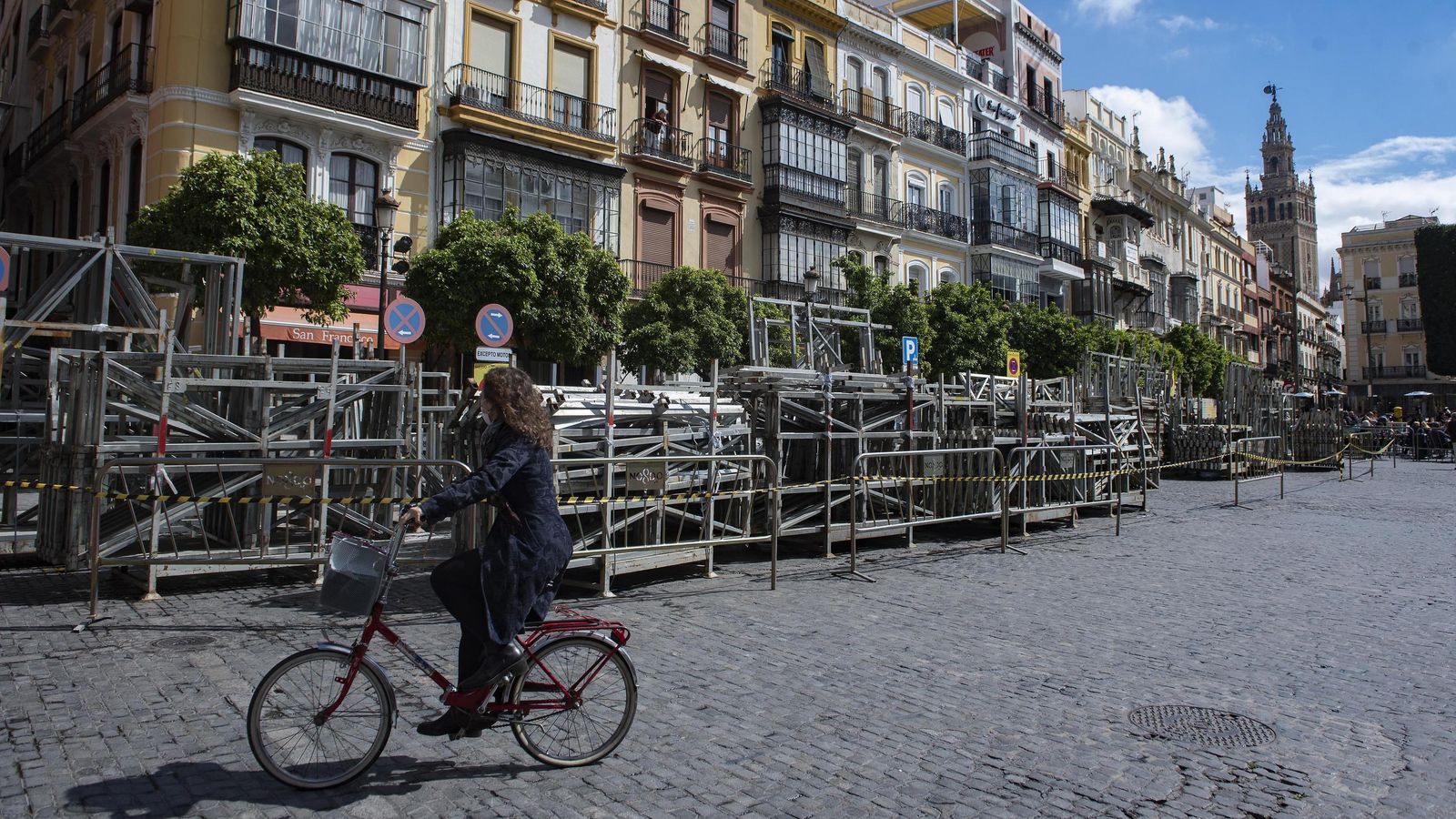 Las estructuras de los palcos en la Plaza de San Francisco.