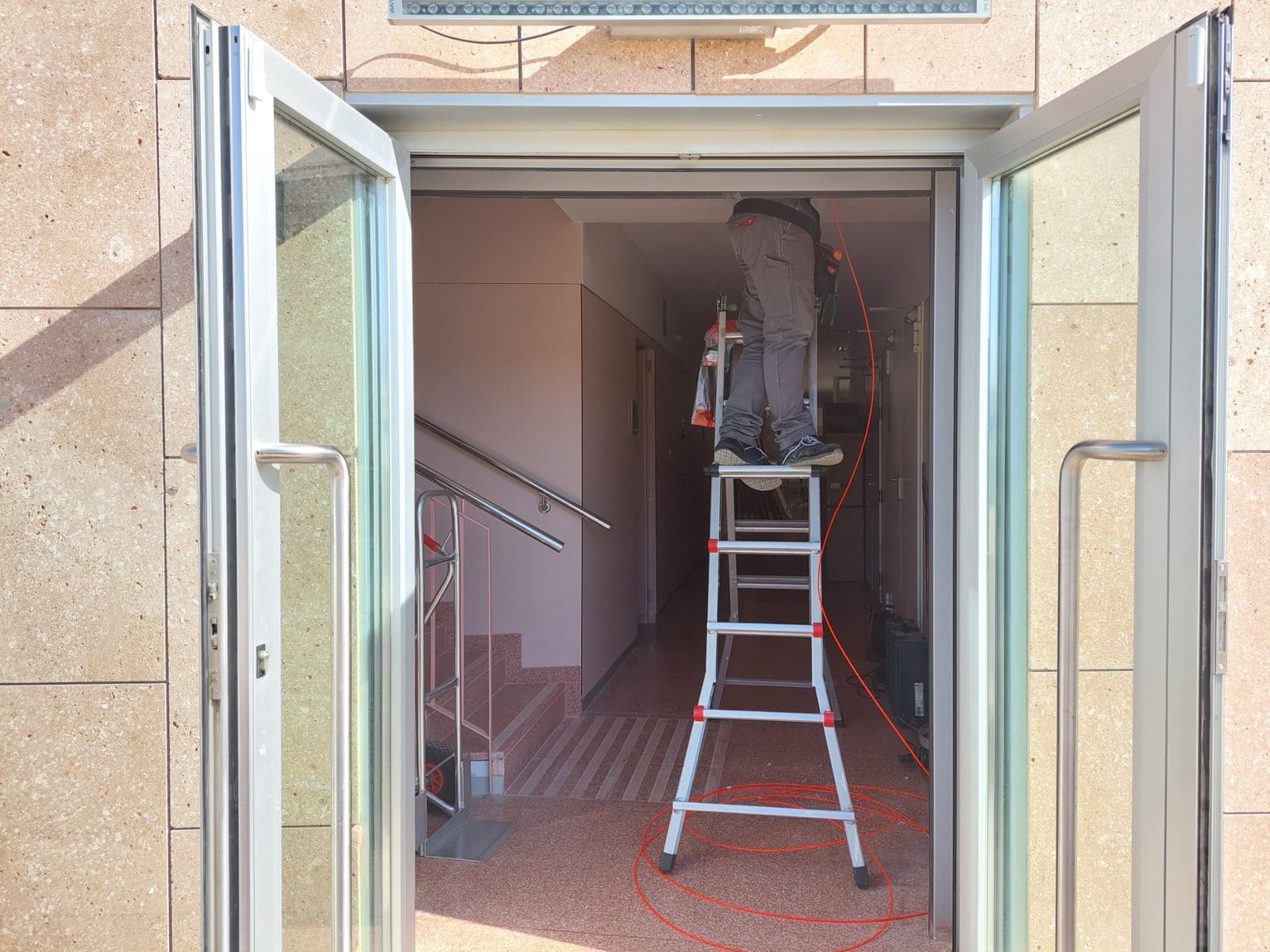 Otros operarios, trabajando con techos y cableados en el interior.