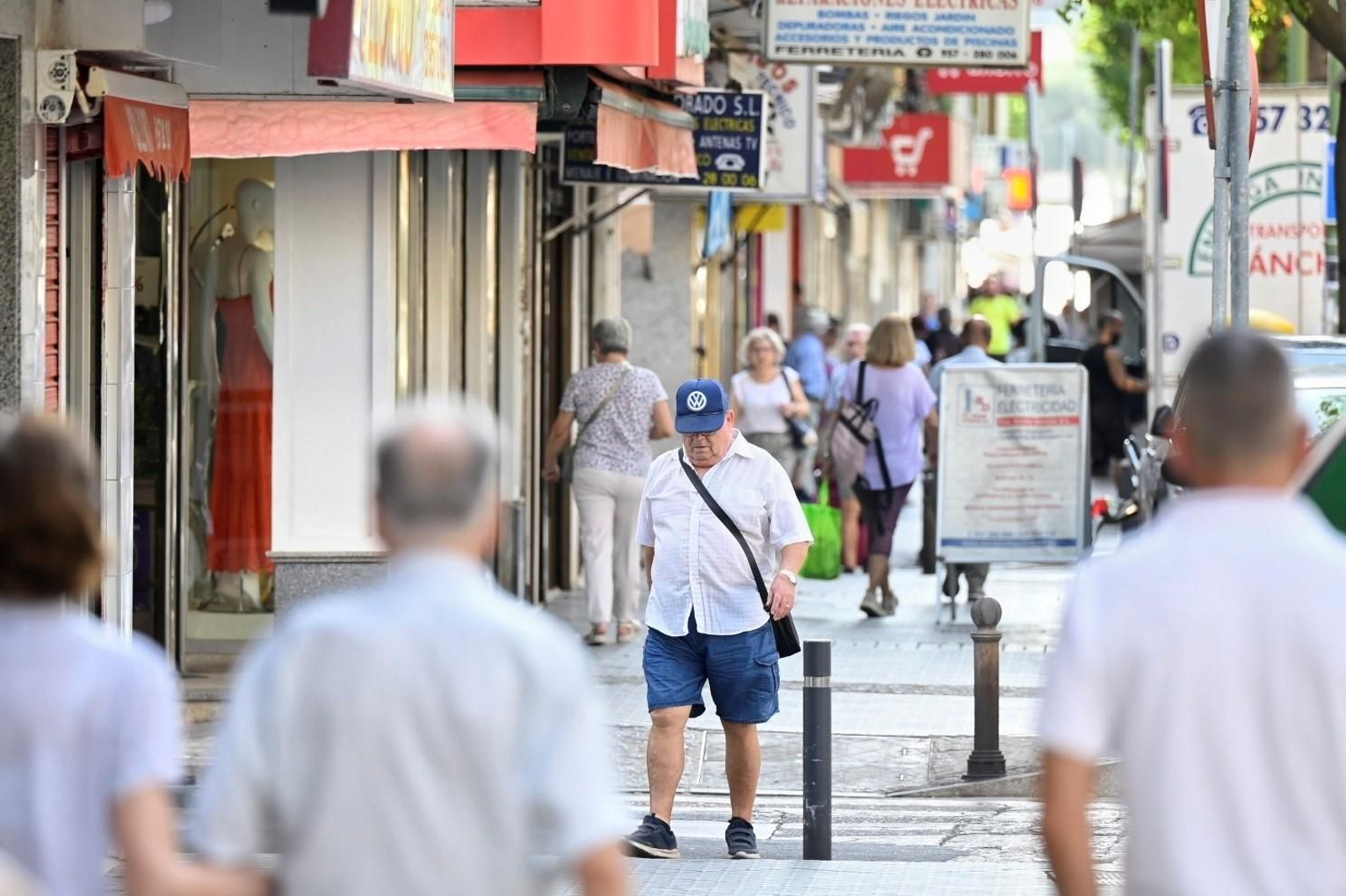 Varias personas caminan por una de las calles del barrio de Santa Rosa.