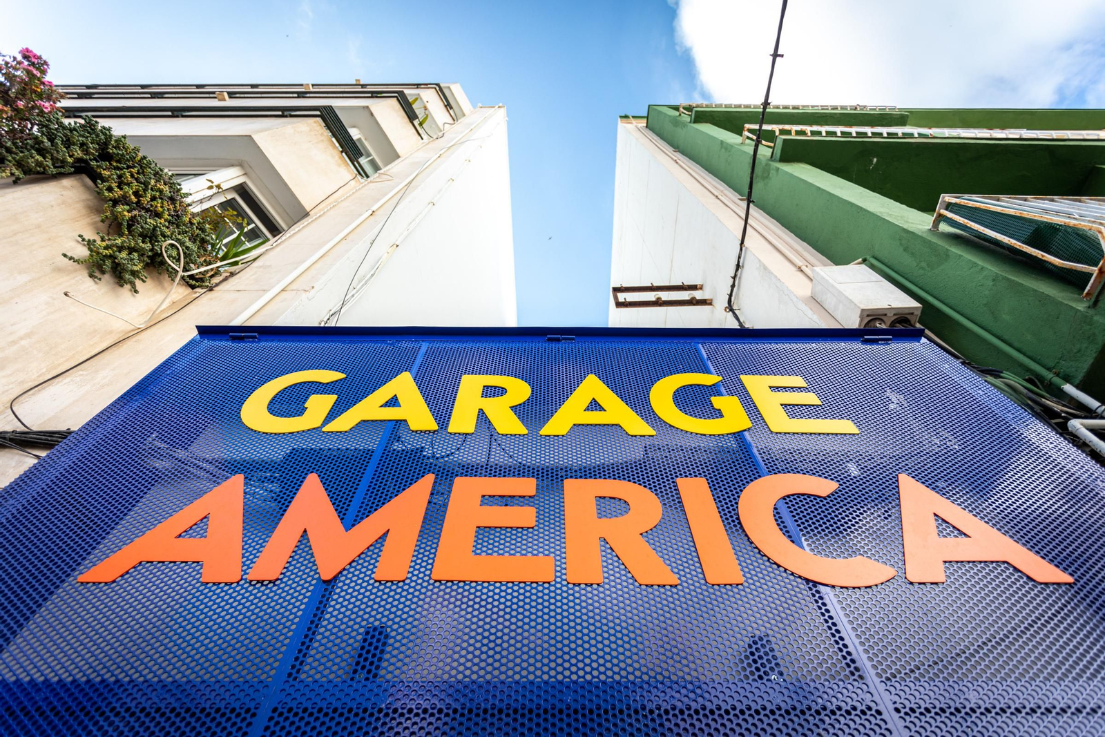 La cartelería original ha sido restaurada y mantiene la 'g' francesa