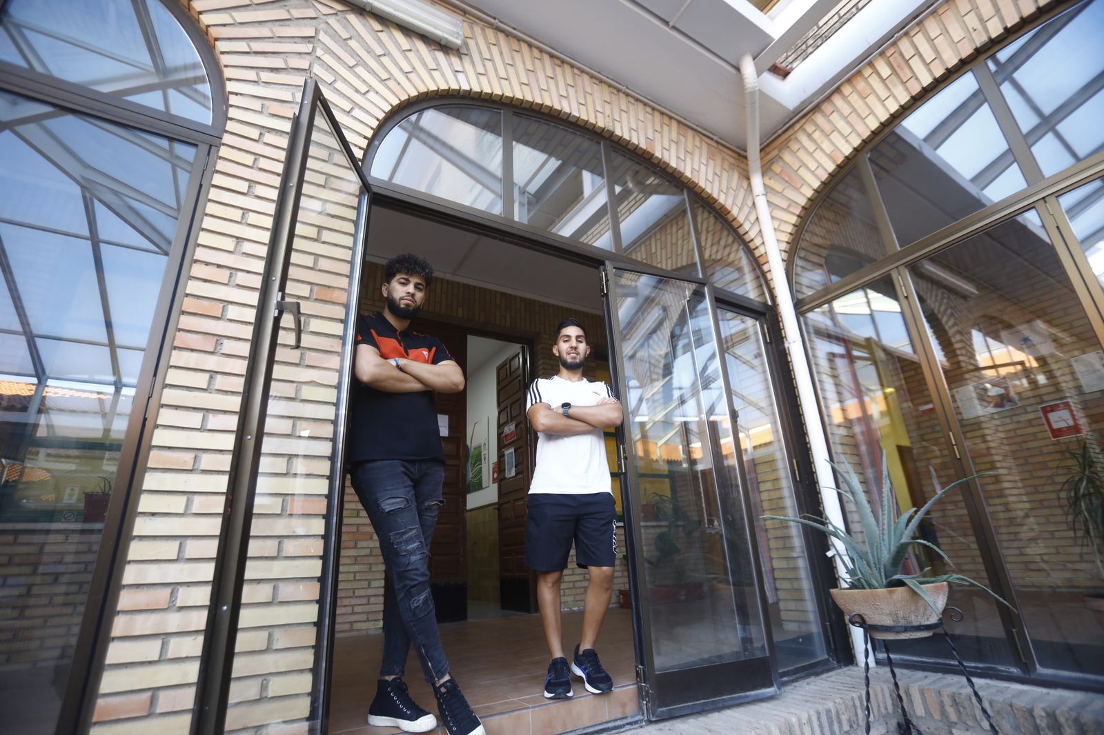 Ali Akabli y Zakaria Chouktali posan para el Día en la Fundación Don Bosco.