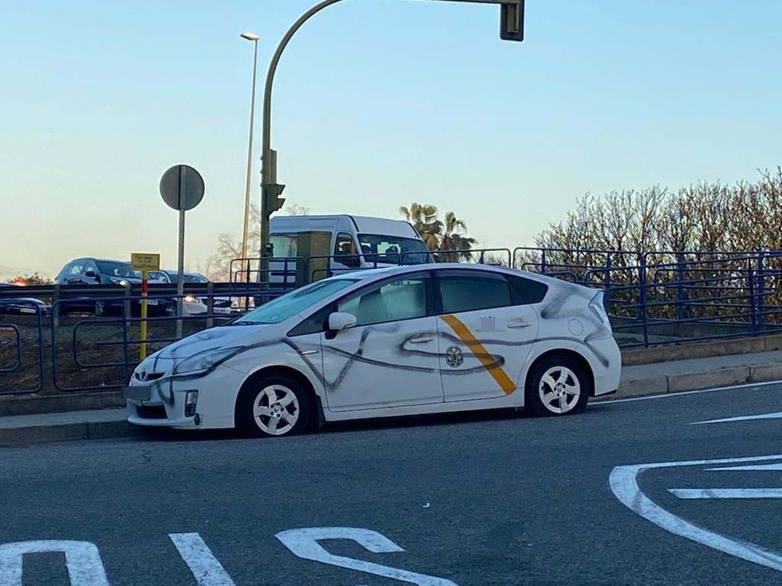 El taxi destrozado, aparcado muy cerca de la Ronda Supernorte.
