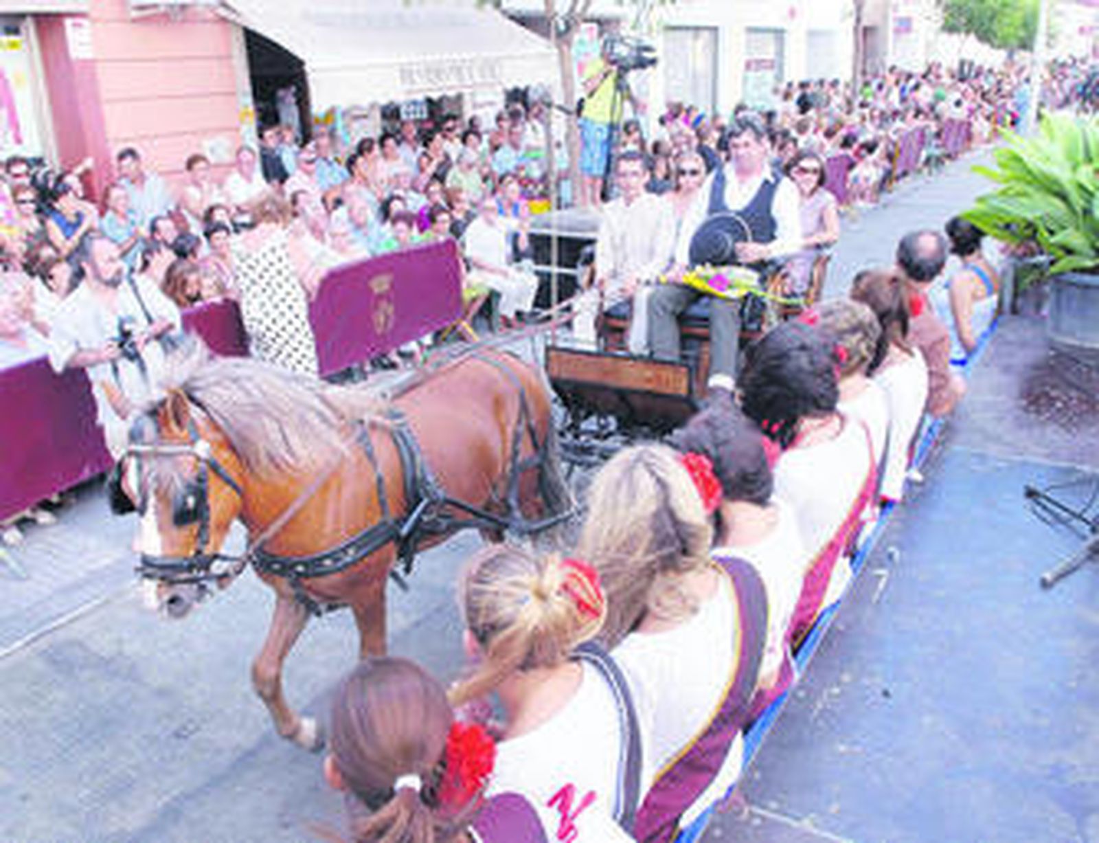 Un momento de la ofrenda floral, uno de los actos celebrados en honor a la Virgen de los Remedios.