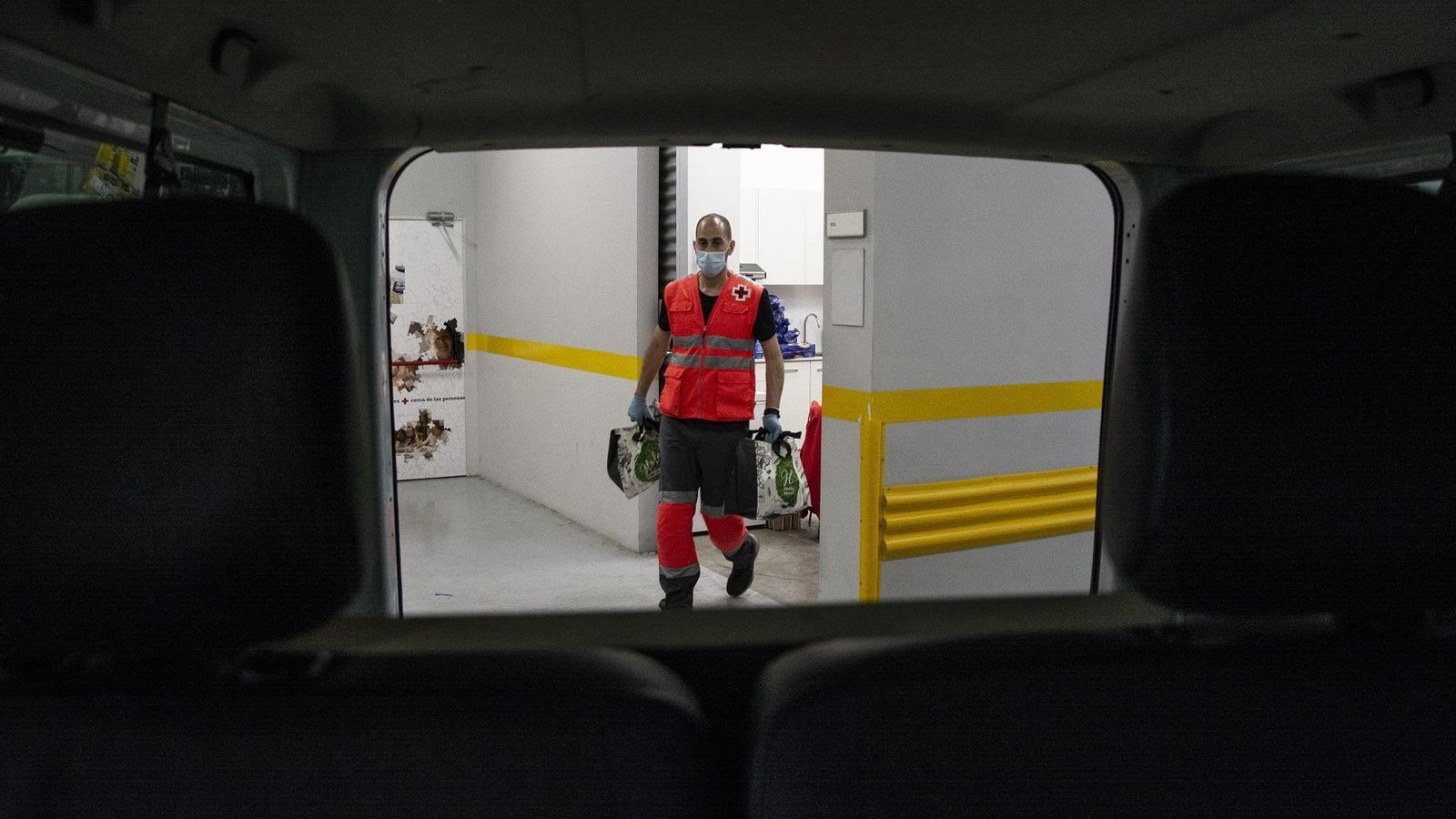 Un trabajador de Cruz Roja de Córdoba durante una intervención.