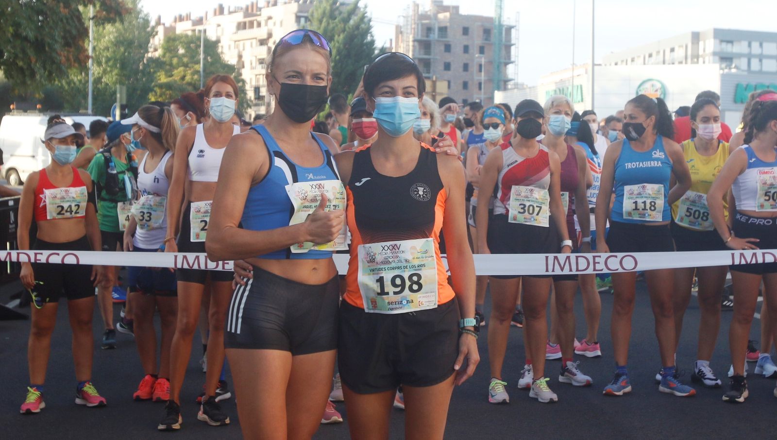 Raquel Hernández (izquierda) junto a Virtudes Corpas, antes de arrancar la prueba.