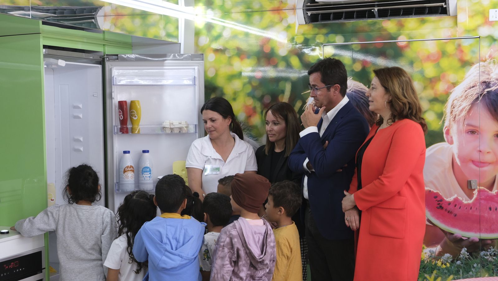 Imágenes de la caravana Frutibús, alimentación saludable, en Las Norias (El Ejido)