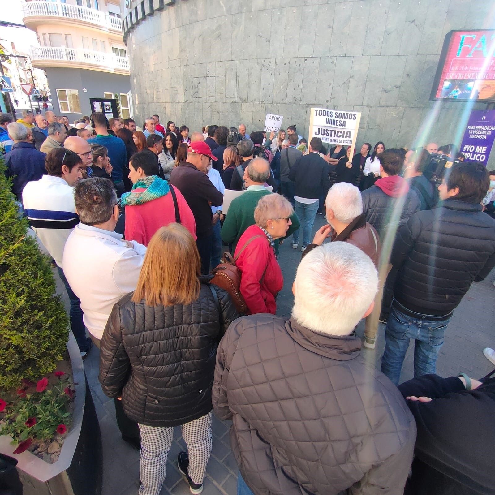 Imagen de la concentración celebrada en el Ayuntamiento de Maracena