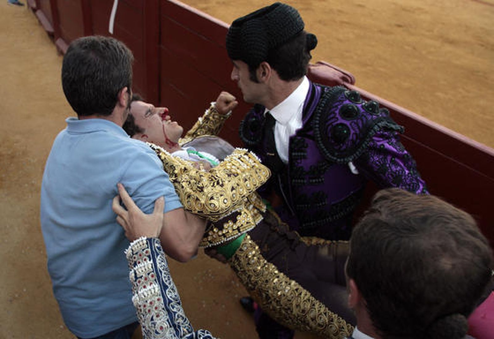 El sevillano Antonio Espaliú recibió una cornada en la axila izquierda.

Foto: Juan Carlos Muñoz