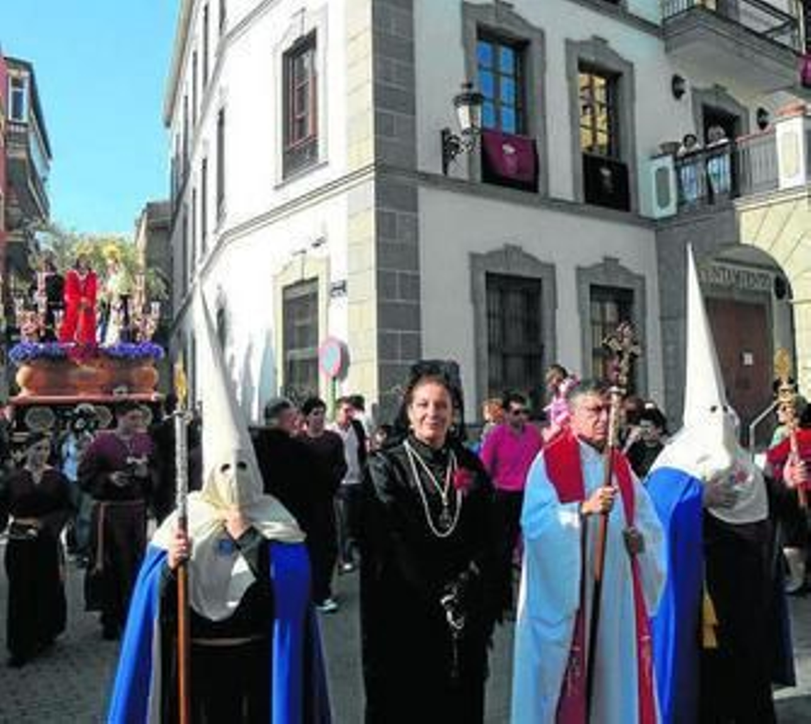 Imagen de la procesión con la presidencia que precedía el paso.