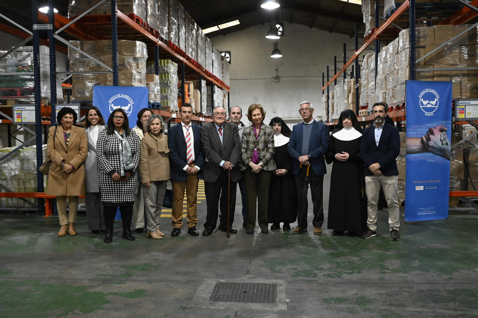 La Reina Sofía visita el Banco de Alimentos de Huelva, en imágenes