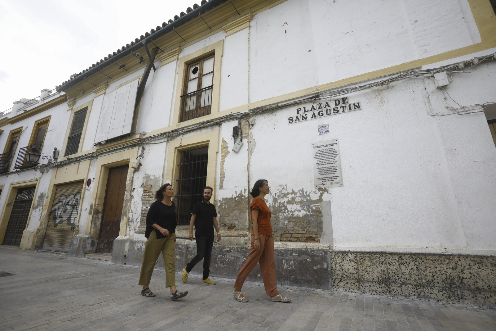 Los miembros PAX Carlos Anaya, Gaida Redaelli y Jacinta Ortiz, en en la plaza de San Agustín.