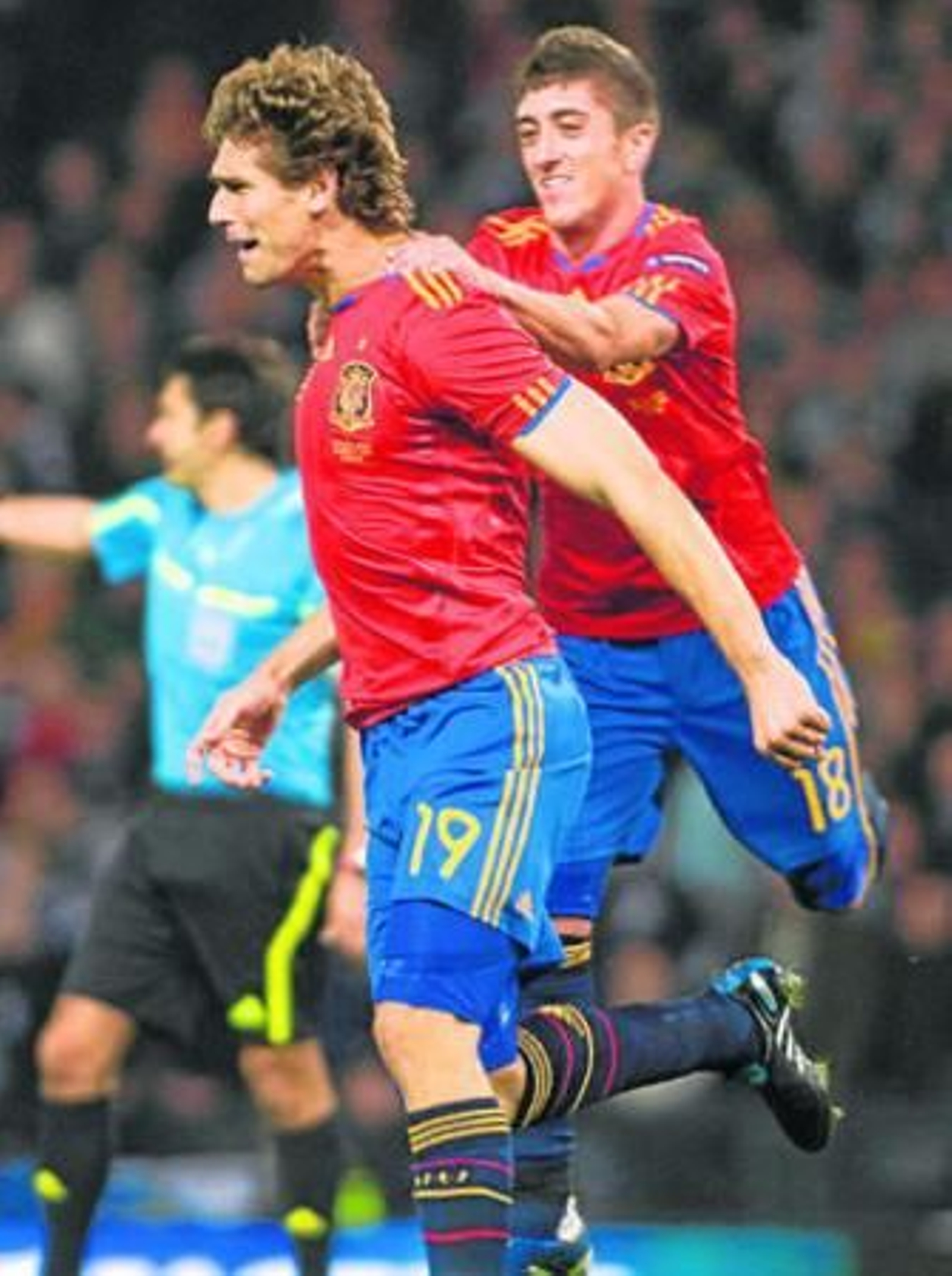 Llorente es felicitado por Pablo Hernández tras marcar el tanto de la victoria.