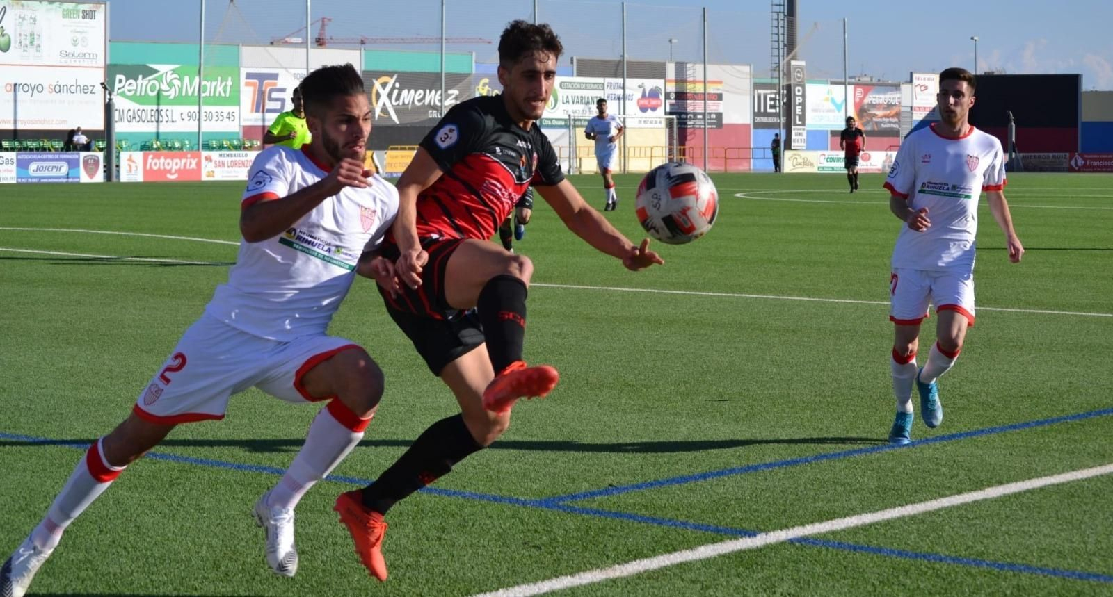 Salva Vegas es presionado por Juan Becken.