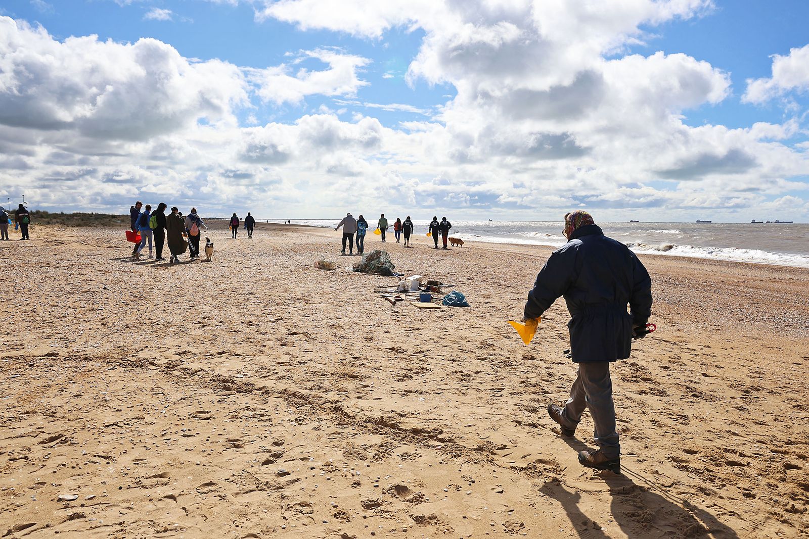 Imágenes de la Acción medioambiental de limpieza en la playa del Espigón, organizada por Gañafote Cup