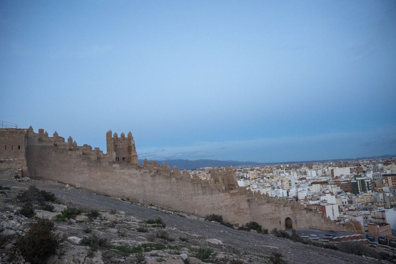 Las murallas del Cerro de San Cristóbal se encienden para iluminar Almería
