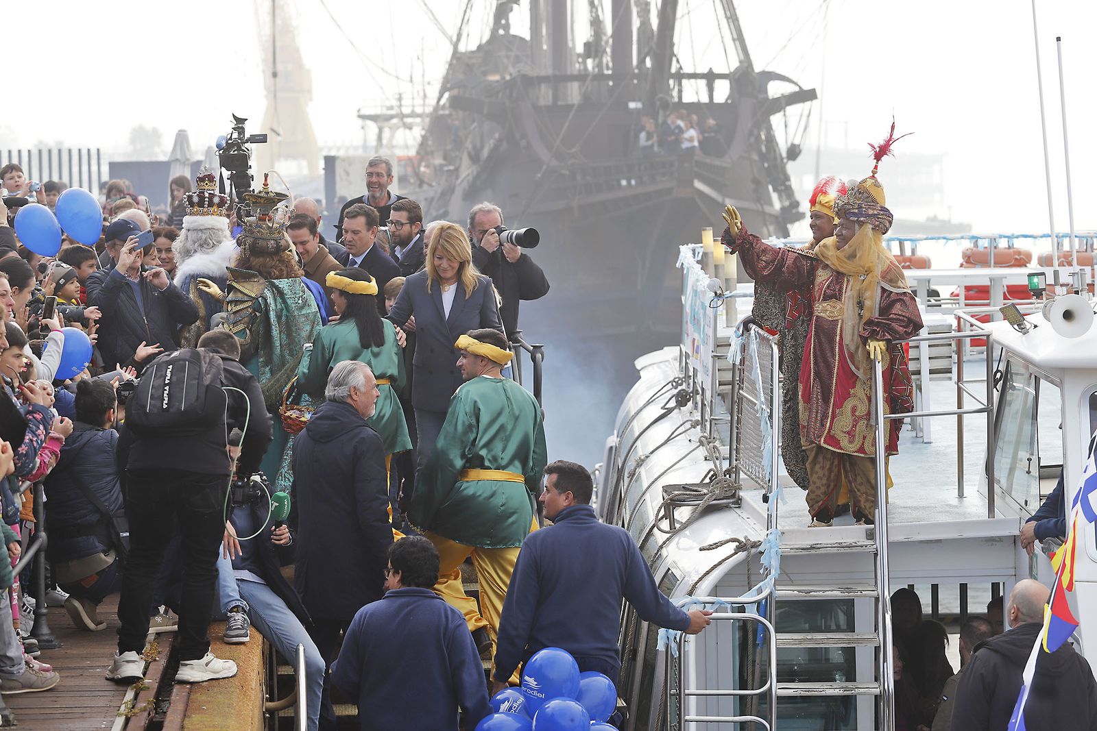 Imágenes de la mágica llegada de los Reyes Magos y la Estrella de la Ilusión a Huelva en barco