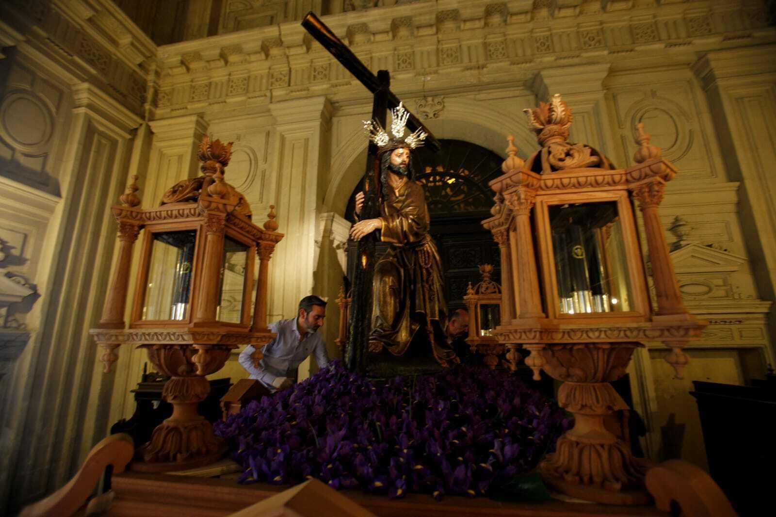 Los hermanos del Cristo de La Corona preparan el paso para la procesión.