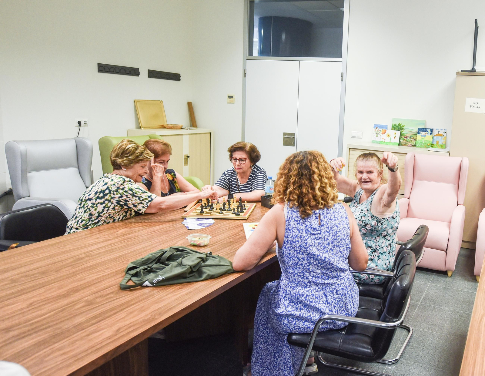 En imágenes, una mañana en el centro de participación activa para personas mayores de Huerta de la Reina