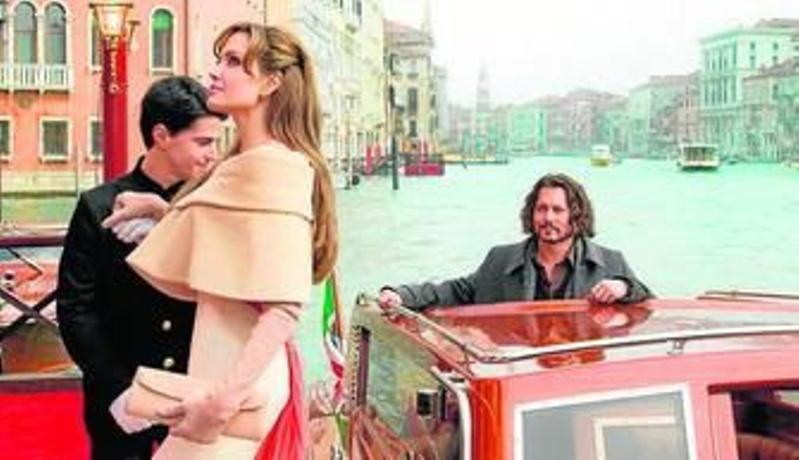Angelina Jolie y Johnny Depp, de paseo por los canales venecianos.